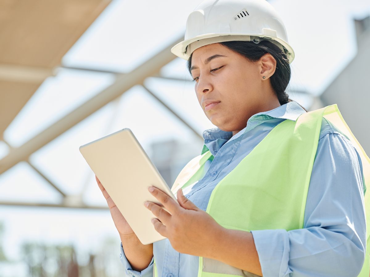 Sahada tablet ile çalışan yapı denetim mühendisi