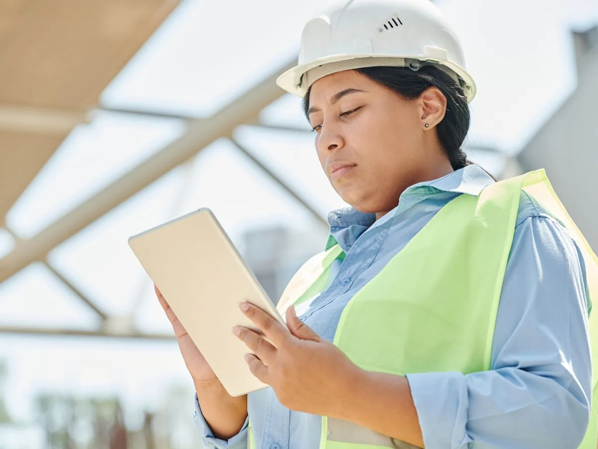 Sahada tablet ile çalışan yapı denetim mühendisi